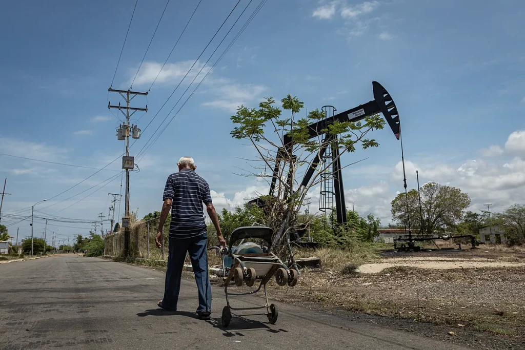 El petróleo toca los 59 dólares y se dispara a 65 tras la tregua de Trump