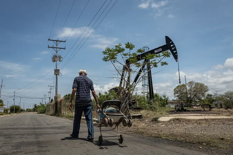 El petróleo toca los 59 dólares y se dispara a 65 tras la tregua de Trump