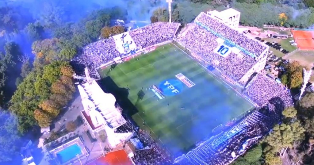 El tremendo recibimiento de Gimnasia en el clásico vs. Estudiantes: Diego en todos lados y "el que no salta es un inglés"