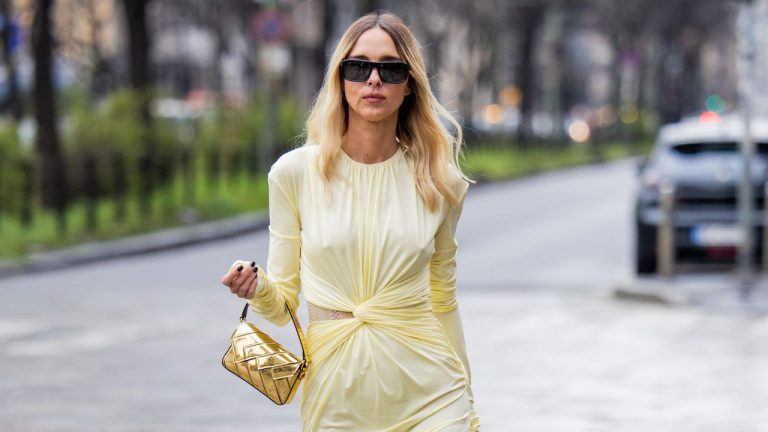 El vestido amarillo es el nuevo básico de primavera y no solo la versión de ‘Cómo perder a un chico en 10 días’