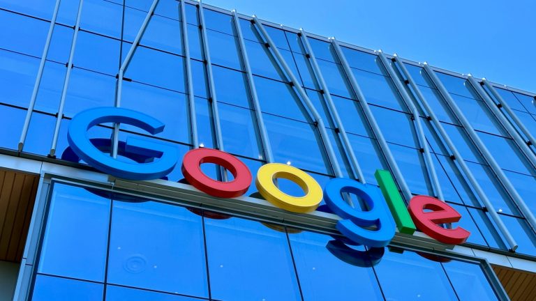 Google despide a cientos de empleados para enfocarse en la IA