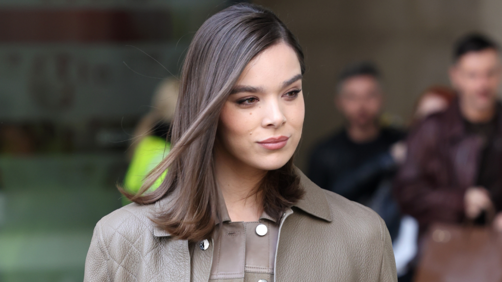 Hailee Steinfeld rompe las reglas y convierte a la gabardina en el must have de primavera 2025