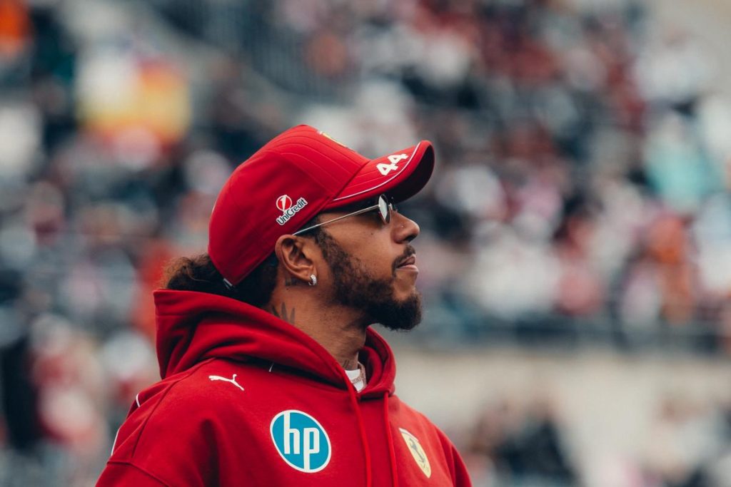 Hamilton se queja de un Ferrari peor al que lleva Leclerc