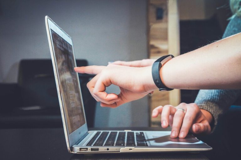 Hay algo en lo que la generación Z y los millenials españoles tampoco mejorarán a los 'boomers': la sobrecualificación les asfixia