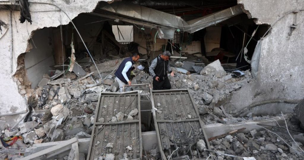Israel bombardea uno de los pocos hospitales en funcionamiento en Gaza