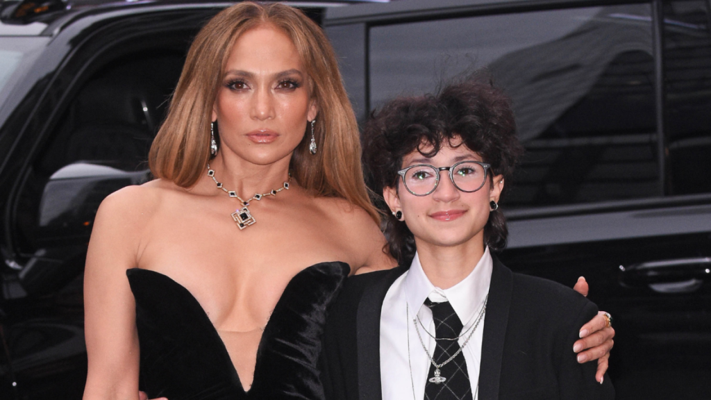 JLo reaparece —junto a Emme Muñiz— con su propia versión aterciopelada del vestido de la venganza
