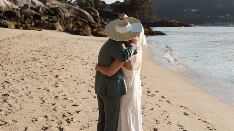 La boda en la playa de Candela y Adrián: la celebración de color rosa que tantas novias desean se hizo realidad en Pontevedra