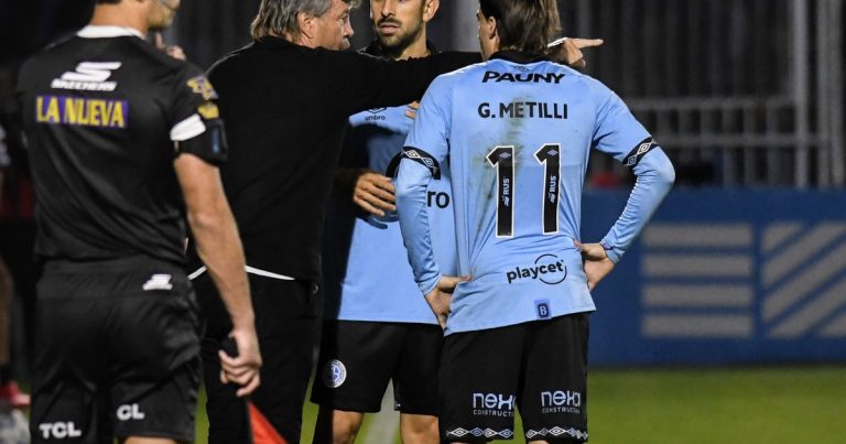 La bronca de Zielinski con los árbitros: "El gol de Jara es gol" y "las jugadas puntuales fueron todas para Boca" :: Olé