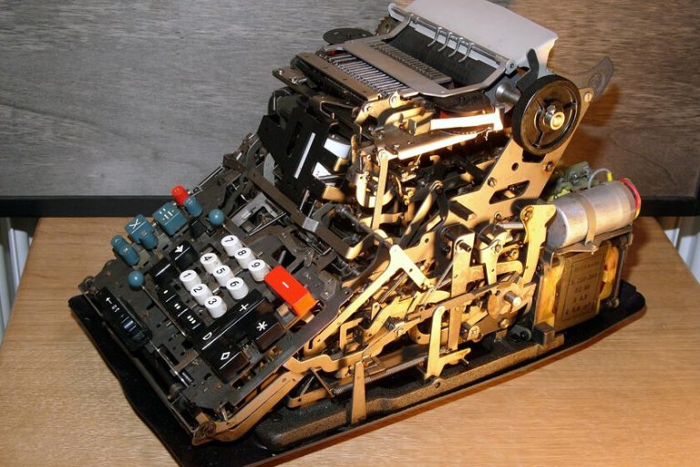 La calculadora Divisumma fue la joya mecánica de Olivetti. Ahora es un icono del diseño retrofuturista