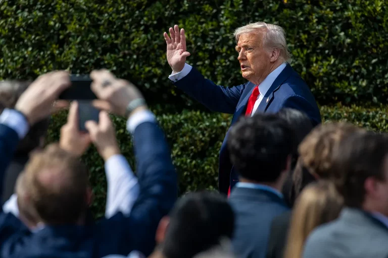 La caótica agenda de Trump: promete más aranceles en plena capitulación