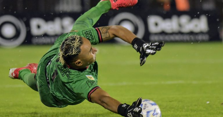 La espectacular noche récord de Keylor Navas: 12 atajadas en el triunfo de Newell's ante Tigre :: Olé