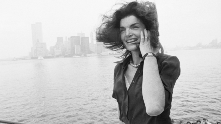 La exposición de Cartier que reúne sus mejores joyas y relojes —incluidos los de Jackie Kennedy—