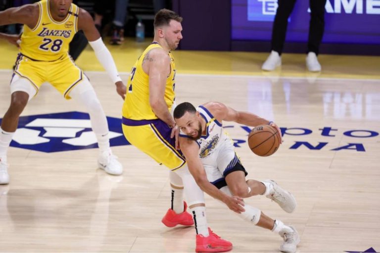 Los Warriors someten a los Lakers en la noche más aciaga de Luka Doncic