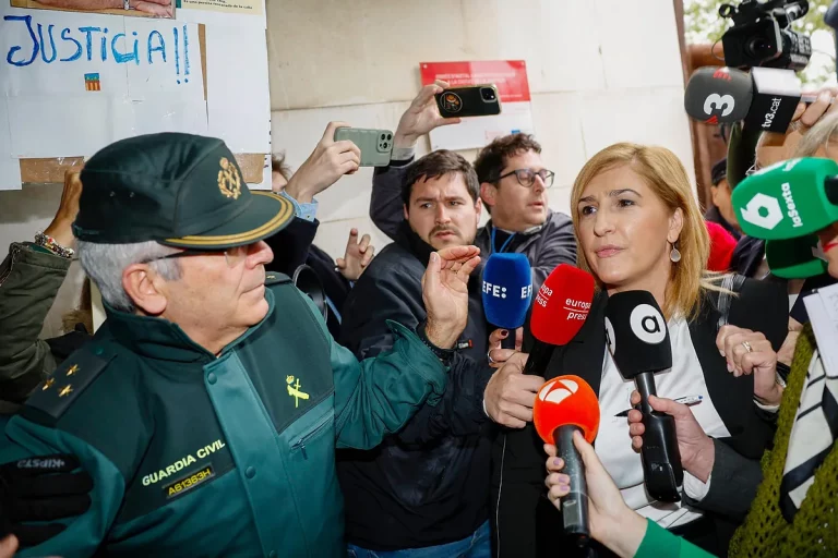 Los políticos imputados comparecen ante la jueza de la dana entre gritos de "asesinos"
