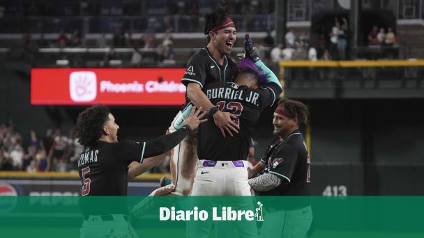 Lourdes Gurriel define con elevado y Diamondbacks ganan