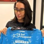 María Becerra posó con la camiseta de un importante equipo del Ascenso :: Olé