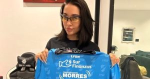 María Becerra posó con la camiseta de un importante equipo del Ascenso :: Olé