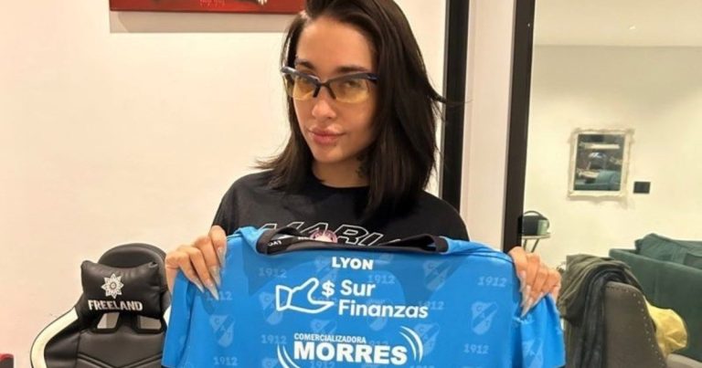 María Becerra posó con la camiseta de un importante equipo del Ascenso :: Olé