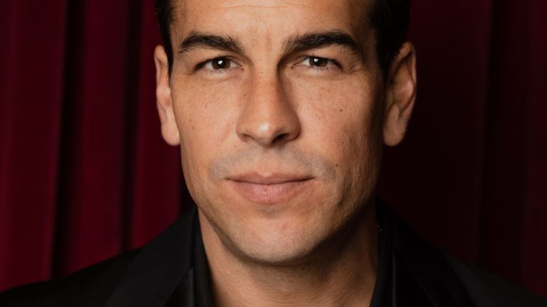 Mario Casas: “Tengo mi lugar, mi casa fuera de Madrid que me asegura que me puedo ir a pasear solo con mis perras. He creado ese sitio, esa cueva, para poder estar conmigo mismo y desaparecer del gentío”