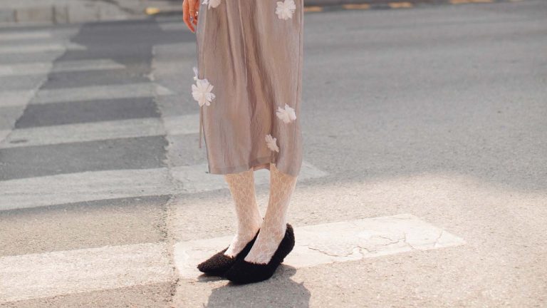 Medias de encaje en todos los colores: la nueva obsesión del ‘street style’ y de las pasarelas