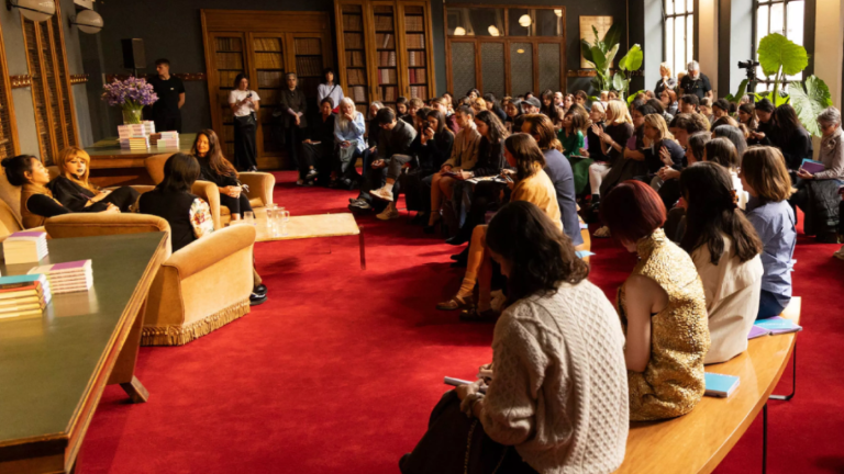 Miu Miu homenajea a Simone de Beauvoir y a Fumiko Enchi en la segunda edición de su club literario en Milán