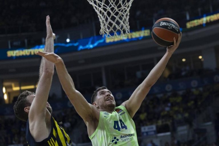 Parra y Parker lanzan a un Barça épico que acaricia los playoffs