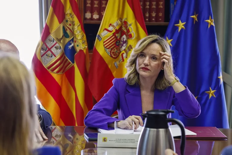Pilar Alegría denuncia que lleva "48 horas siendo víctima de un machismo repugnante e intolerable"
