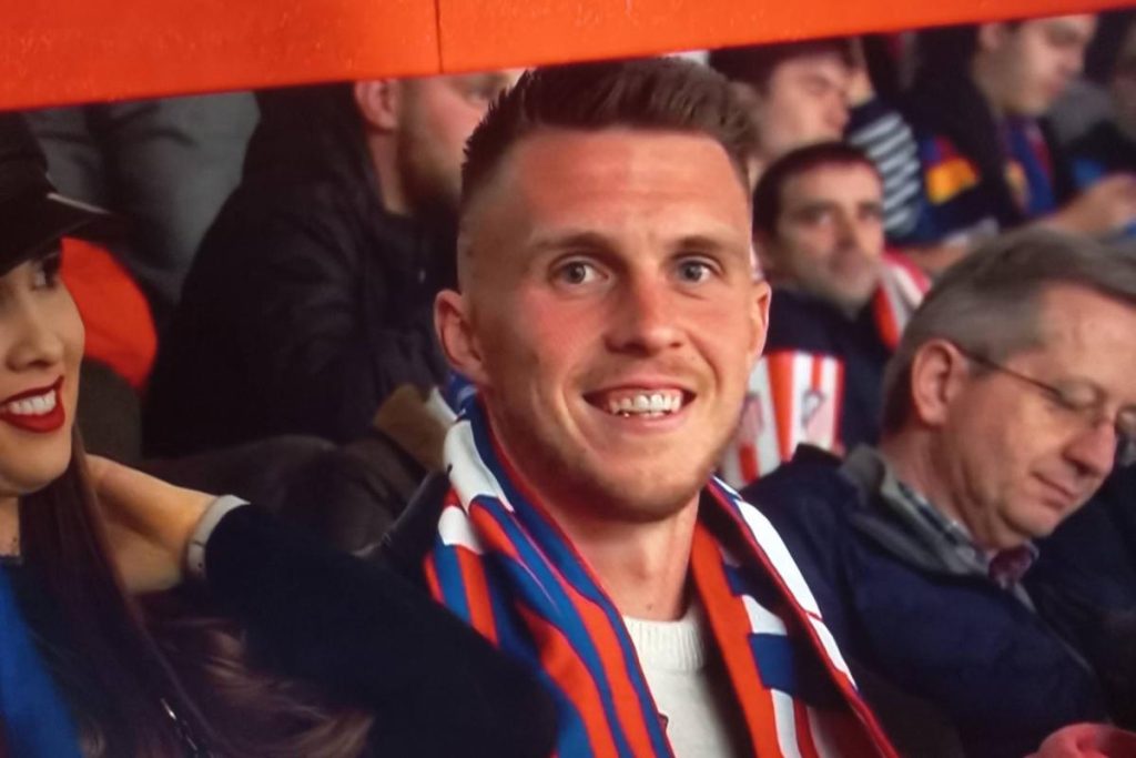 Pillan al portero del Getafe con la bufanda del Atlético en el Metropolitano: ¿falta de respeto o anécdota?