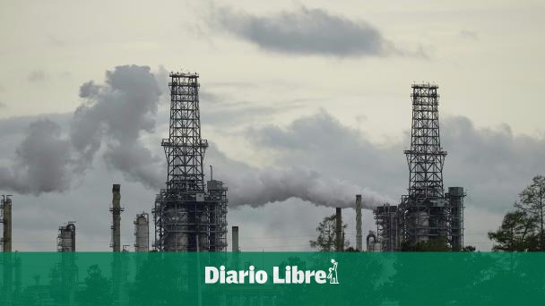 Por los aranceles, precio del petróleo sube con fuerza