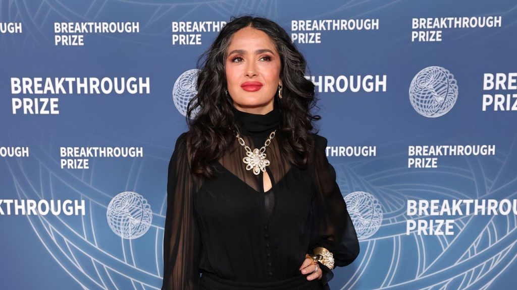 Salma Hayek con su pelo natural mostrando canas y rizos
