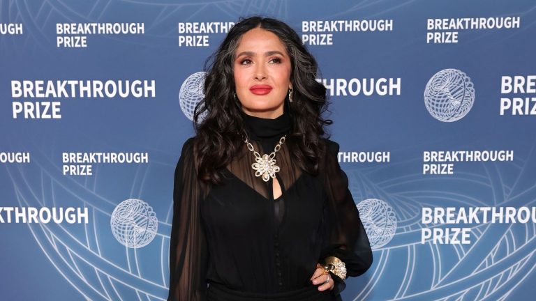 Salma Hayek con su pelo natural mostrando canas y rizos