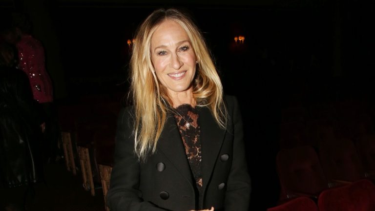 Sarah Jessica Parker y su 'look' sublime (y extremadamente 'classy') para ir al teatro junto a su familia
