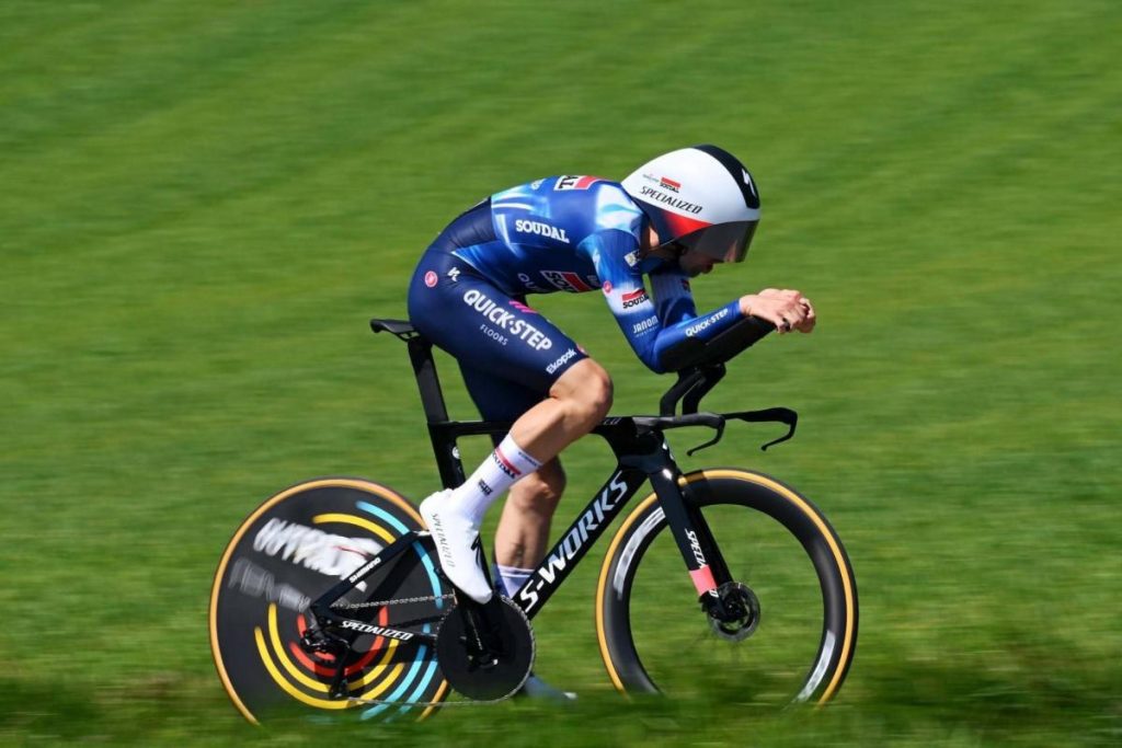 Schachmann gana por décimas a Joao Almeida en el debut de la Itzulia