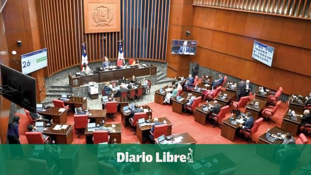 Senado licita 29 vehículos y aumenta el sueldo de empleados