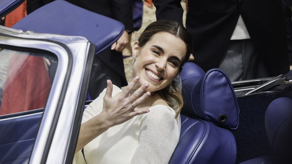 Si estas invitadas desconocidas coincidieron con la misma capa de terciopelo en la boda toledana del año es porque es TENDENCIA