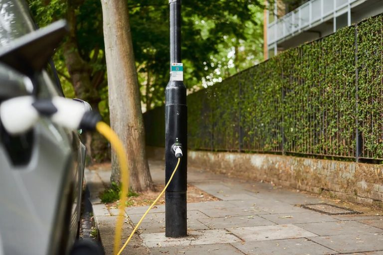 Si la pregunta es cómo vamos a cargar miles de coches eléctricos en la calle, Portugal cree tener la respuesta: farolas
