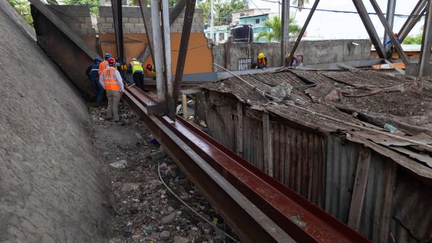 Sustituyen viga deteriorada en el puente de la 17