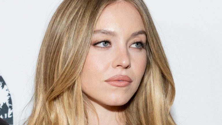 Sydney Sweeney tiene el cinturón marrón ‘boho’ que más favorece
