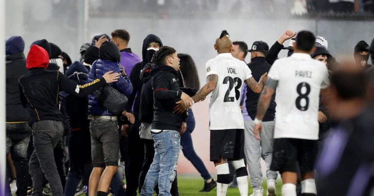 Tragedia en Chile: dos muertos, invasión y partido entre Colo Colo y Fortaleza suspendido :: Olé