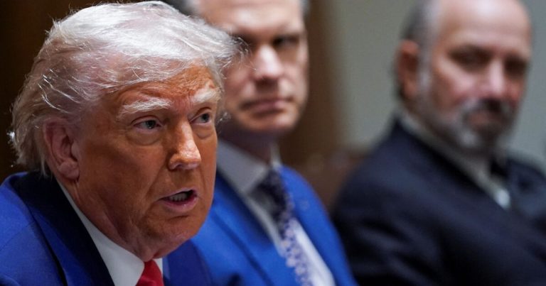 Trump planea un arancel independiente a los productos electrónicos