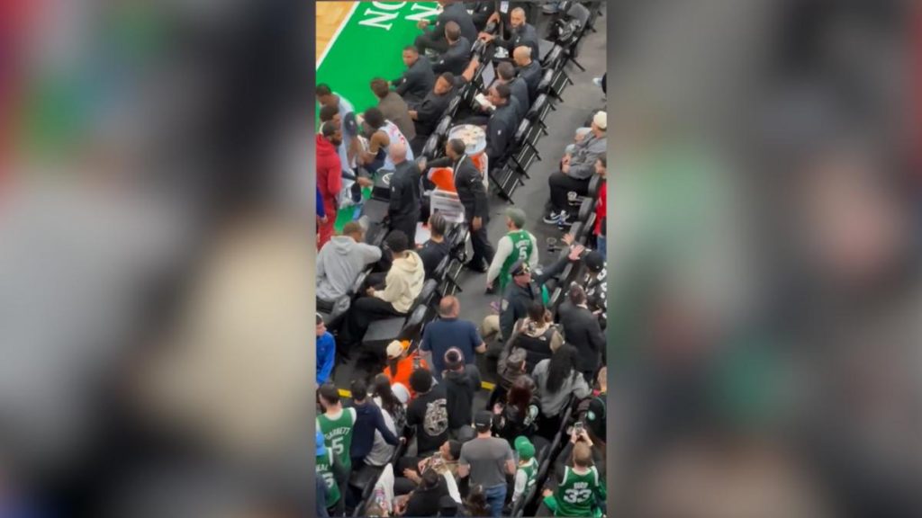 Un antiguo ídolo de los Celtics se enfrenta a un aficionado en su regreso a Boston