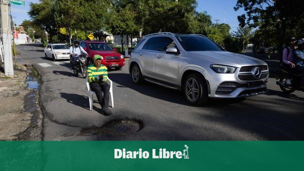 Un hoyo afecta el tránsito en Los Jardines
