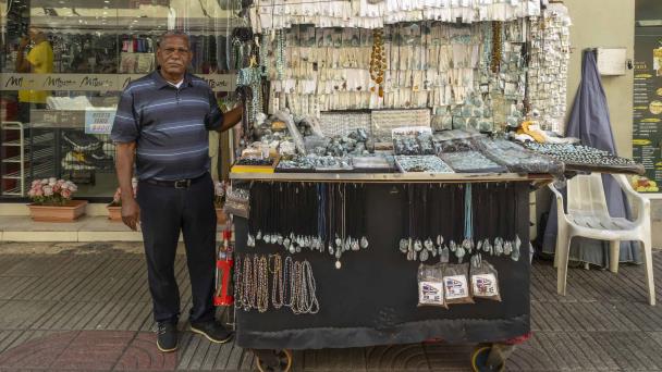Vendedores de larimar en la Ciudad Colonial, un oficio que no muere