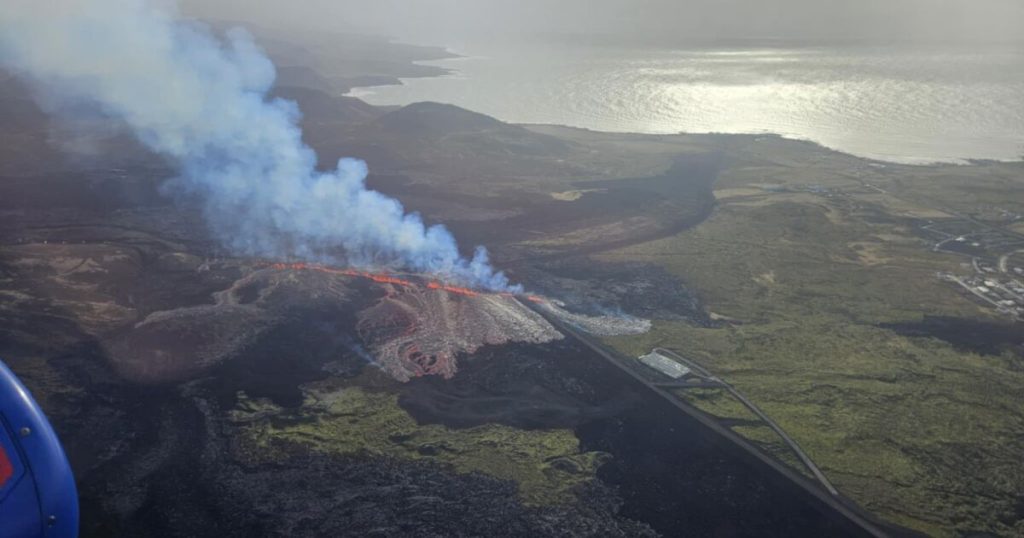 Volcán hace erupción en Islandia
