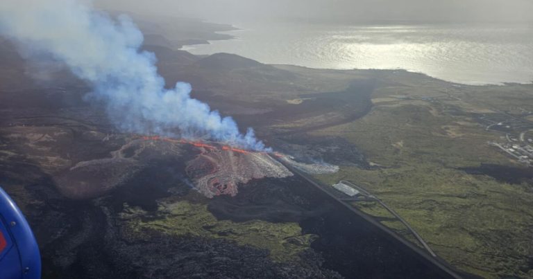 Volcán hace erupción en Islandia