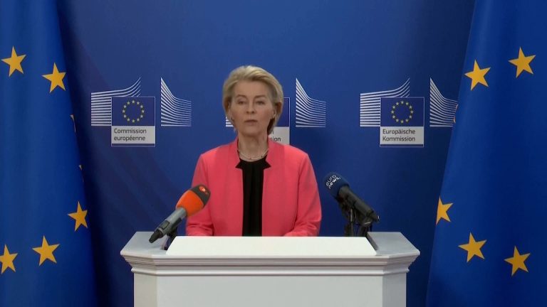Von der Leyen apunta a un "daño masivo" a la economía por los aranceles de Trump