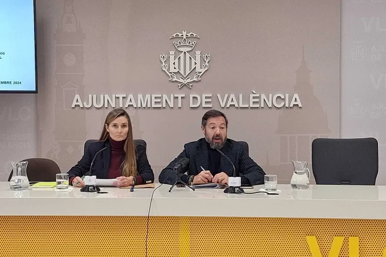 Zanjada la crisis en el Ayuntamiento de Valencia: Vox readmite a los concejales tránsfugas y el PP recupera una mayoría sólida