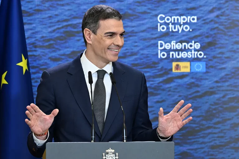 "Postureo" de Sánchez ante las empresas con un plan vaporoso de 14.100 millones que excluye bajar impuestos