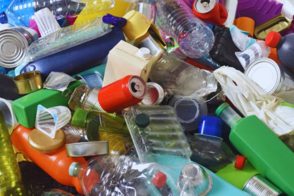 La gran mentira del reciclaje: lo que no te han contado sobre el plástico que separas con tanto esmero
