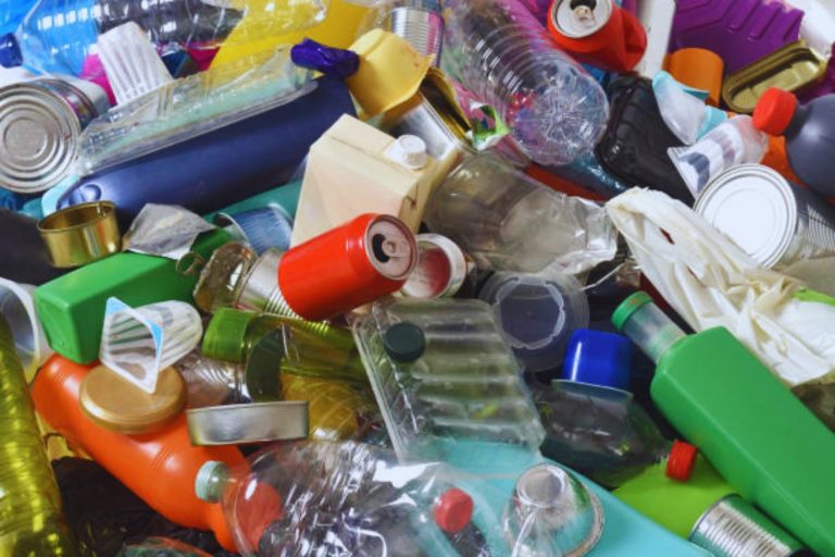 La gran mentira del reciclaje: lo que no te han contado sobre el plástico que separas con tanto esmero